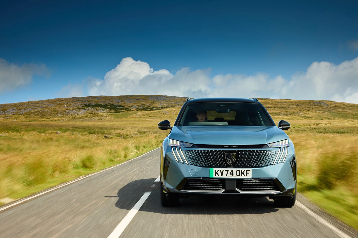 peugeot 3008 light blue uk road